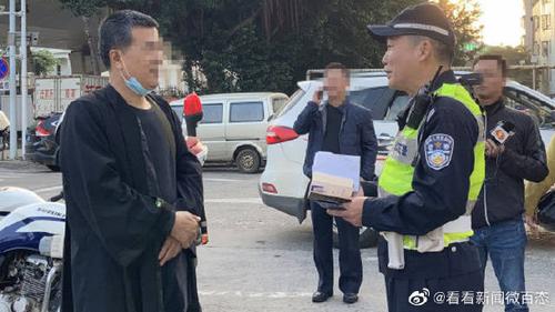 12月4日,网曝海南某律师在车上贴纸条威胁交警,纸条上写道:受司分局