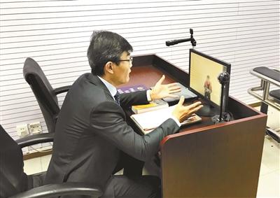 本报讯(记者 张香梅)12月11日上午,两名律师在北京会见了自己所代理