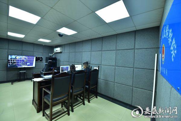 双峰县检察院率先启动远程视频审讯系统 检察官